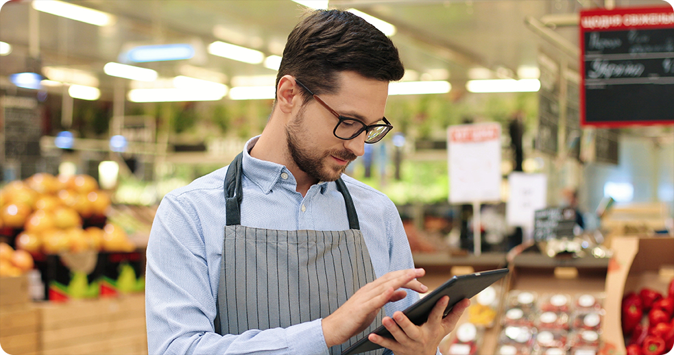 supermarket-employee-using-tablet