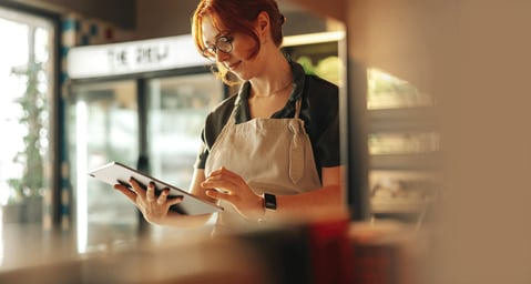 supermarket-worker-using-tablet